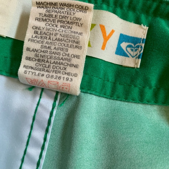 ROXY VINTAGE LOW RISE GREEN AND WHITE SHORT SHORTS - SIZE 3 (SMALL) - Picture 3 of 9